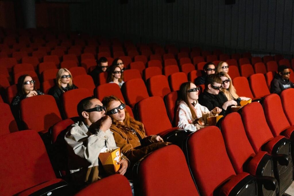 ludzie siedzący w kinie