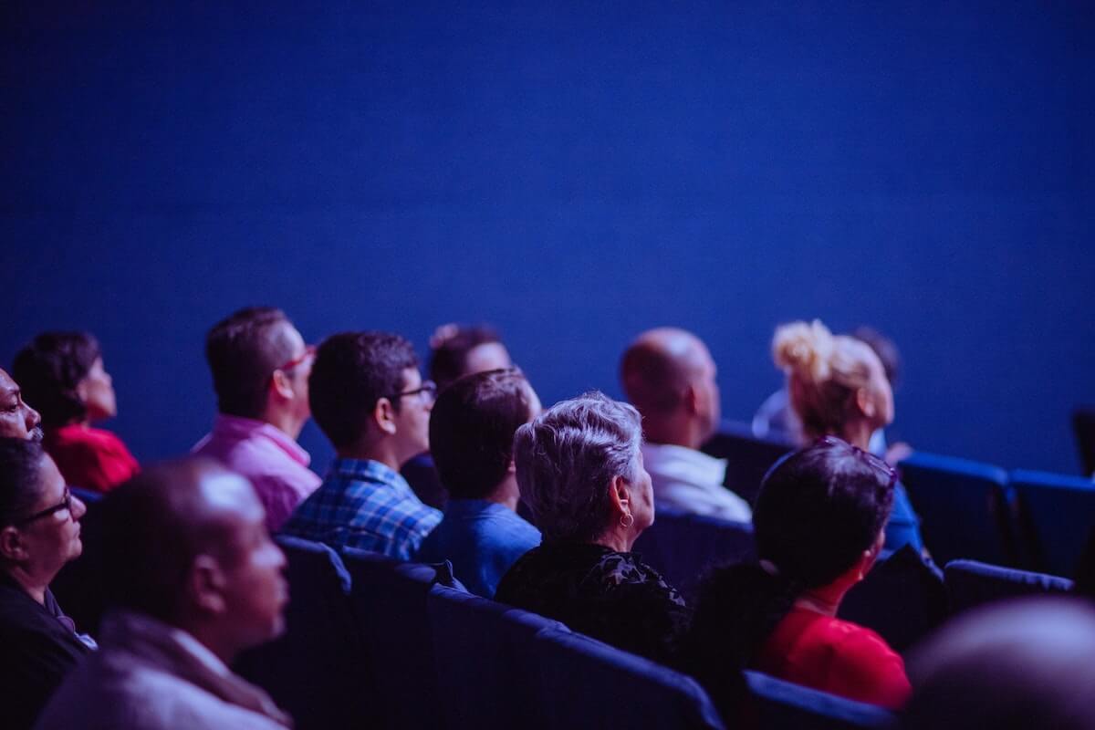 ludzie siedzący w kinie