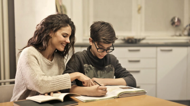 starsza siostra i brat studiują w domu